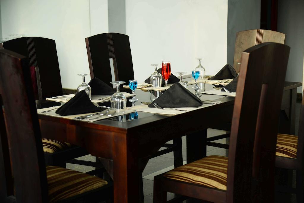 Lazaani Hotel Colombo Buitenkant foto